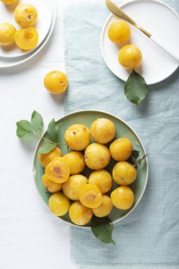 Yaz konsepti, masada taze sarı erikler, seçici odak görüntüsü.