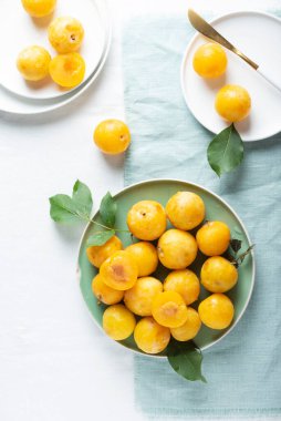 Yaz konsepti, masada taze sarı erikler, seçici odak görüntüsü.