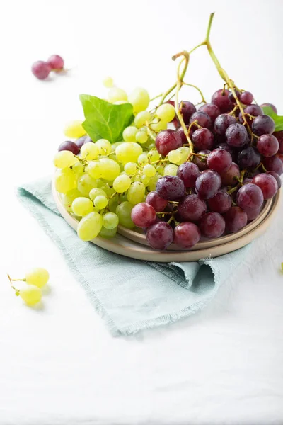 Red Yellow Grape White Linen Tablecloth Selective Focus Image — Zdjęcie stockowe