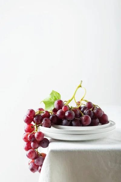 Red Grape White Linen Tablecloth Selective Focus Image — Φωτογραφία Αρχείου