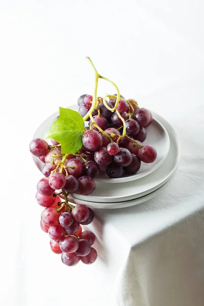 Red Grape White Linen Tablecloth Selective Focus Image — Φωτογραφία Αρχείου