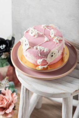 Pembe pasta ve renkli balkabaklarıyla Cadılar Bayramı partisi dekorasyonu, seçici odaklı resim