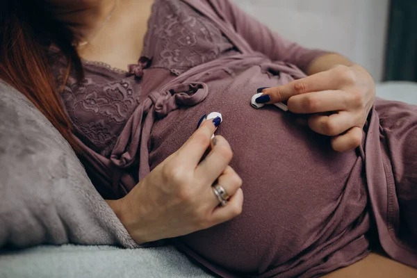 Mujer Embarazada Tardía Que Aplica Grandes Auriculares Inalámbricos Barriga Grande — Foto de Stock
