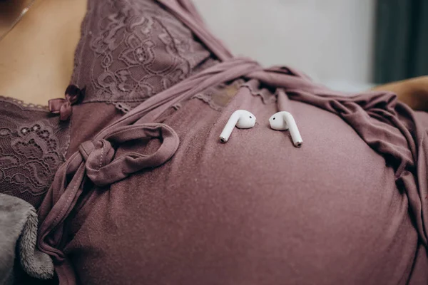 Pozdě Těhotná Žena Použití Velkých Bezdrátových Sluchátek Velké Břicho Pro — Stock fotografie
