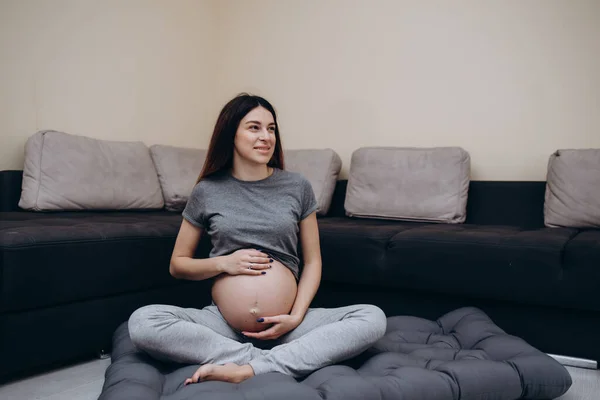 Mutlu Çekici Hamile Kadın Pencerenin Yanında Duruyor Karnını Tutuyor Hamilelik — Stok fotoğraf