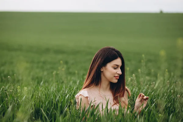 Ragazza Felice Faccia Respirare Aria Fresca Godersi Sole Prato Una — Foto Stock