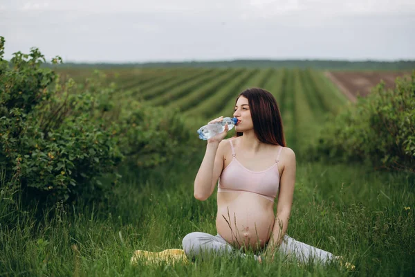 Mujer Embarazada Bebiendo Agua Después Aptitud Sediento Después Entrenar Futura — Foto de Stock