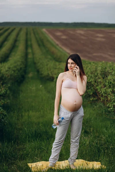 Biała Kobieta Ciąży Rozmawia Przez Smartfon — Zdjęcie stockowe