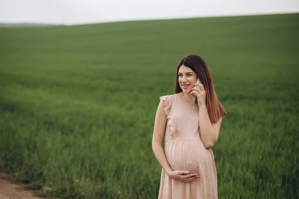 Kafkasyalı Hamile Kadın Akıllı Telefondan Konuşuyor — Stok fotoğraf