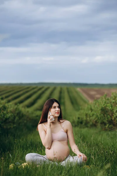 Hermosa Joven Embarazada Hablando Por Teléfono Naturaleza Sosteniendo Una Botella — Foto de Stock