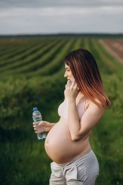 Belle Jeune Femme Enceinte Parlant Téléphone Dans Nature Tenant Une — Photo