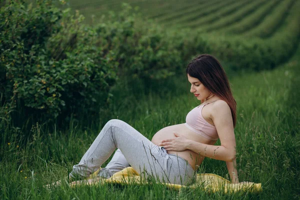 Mujer Embarazada Joven Con Sujetador Deportivo Haciendo Yoga Naturaleza Aire — Foto de Stock