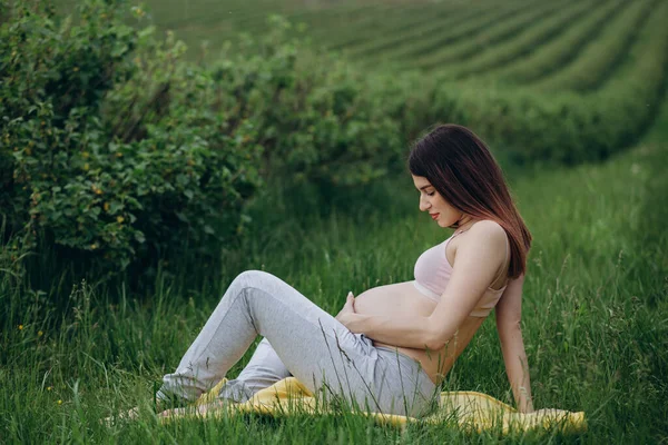 Mujer Embarazada Haciendo Ejercicio Físico Hierba Soleado Día Verano — Foto de Stock