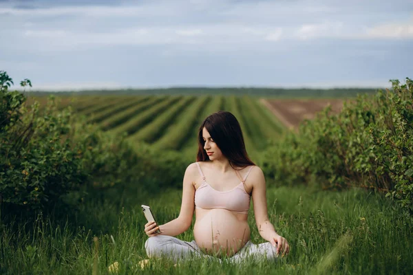 Mujer Embarazada Haciendo Ejercicio Físico Hierba Soleado Día Verano — Foto de Stock