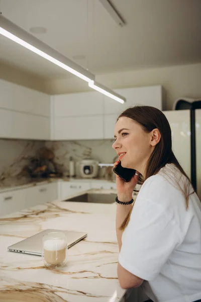 Счастливая Женщина Разговаривает Мобильному Телефону Время Приготовления Пищи Кухне — стоковое фото