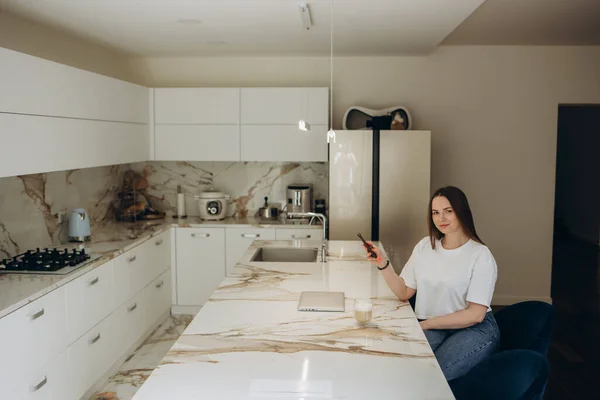 Junge Schöne Frau Benutzt Handy Beim Gesunden Frühstück Leichter Moderner — Stockfoto