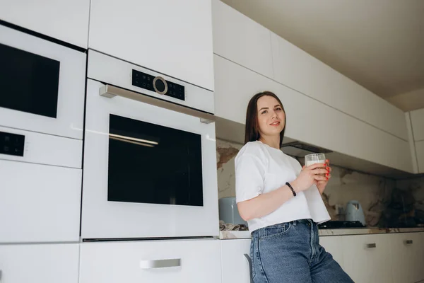 Bak Oven Glimlachend Jong Meisje Een Schort Hurkte Buurt Van — Stockfoto