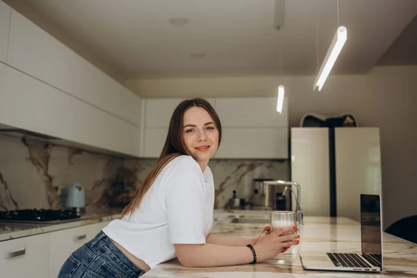 Aantrekkelijke Jonge Vrouw Werken Laptop Terwijl Zitten Keuken Thuis — Stockfoto