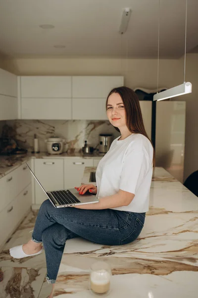 Een Jonge Vrouw Die Vanuit Haar Kantoor Werkt Freelancer Met — Stockfoto