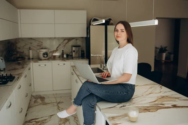 Aantrekkelijke Jonge Vrouw Werken Laptop Terwijl Zitten Keuken Thuis — Stockfoto