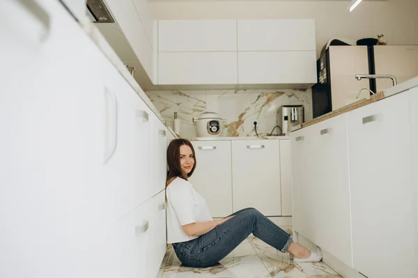 Young Woman Drinking Coffee Floor Kitchen — Stock Photo, Image