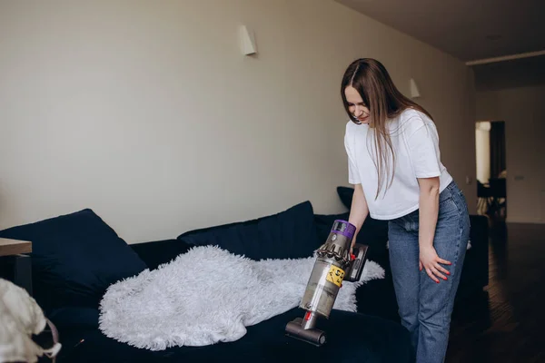 Jonge Vrouw Met Oplaadbare Stofzuiger Schoonmaken Thuis — Stockfoto