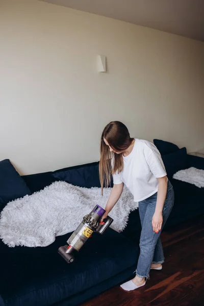 Mujer Joven Con Aspiradora Recargable Limpieza Casa —  Fotos de Stock