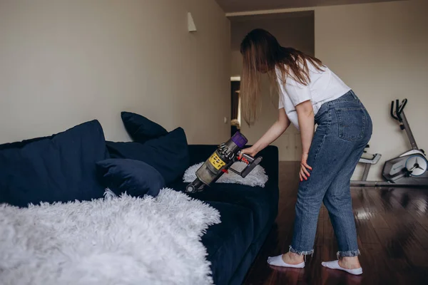 Girl Cleaning Sofa Vacuum Cleaner — Fotografia de Stock