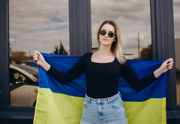 Ukrayna Bayrağı Taşıyan Ukraynalı Bir Kız Ukrayna Destek Vatansever Elbiseli — Stok fotoğraf