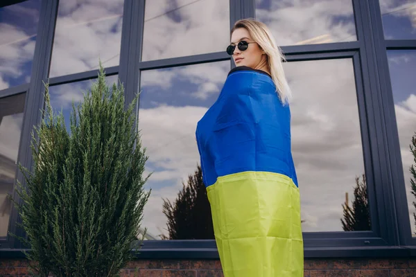 Açık Havada Ukrayna Nın Sarı Mavi Bayrağını Tutan Bir Kadın — Stok fotoğraf