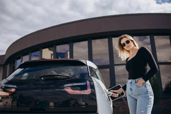 Mulher Cobrando Carro Electro Posto Gasolina Elétrico — Fotografia de Stock