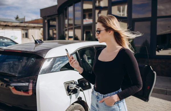 Mulher Cobrando Carro Electro Posto Gasolina Elétrico — Fotografia de Stock