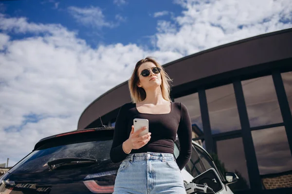 Mulher Cobrando Carro Electro Posto Gasolina Elétrico — Fotografia de Stock