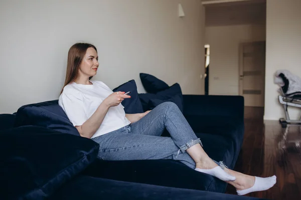 Jonge Vrouw Veranderen Kanalen Met Afstandsbediening — Stockfoto