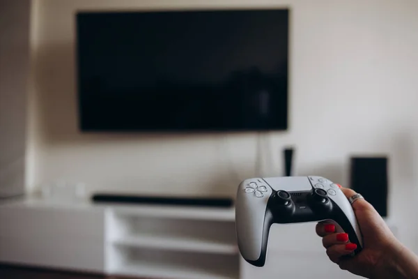 Een Jonge Vrouw Speelt Een Spelcomputer Meisje Gamer Computer Videospelletjes — Stockfoto