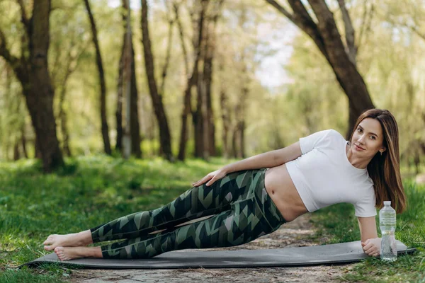 Hermosa Chica Tamaño Grande Haciendo Yoga Naturaleza Día Soleado Verano — Foto de Stock