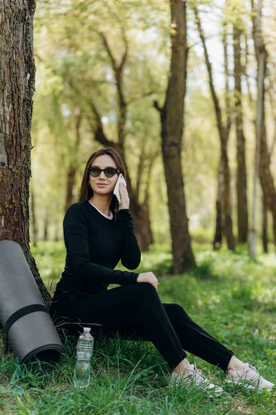 Giovane Donna Che Sport Ascolta Musica Nel Parco — Foto Stock