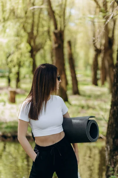 Fit Menina Vestida Sportswear Com Uma Garrafa Água Tapete Treinamento — Fotografia de Stock