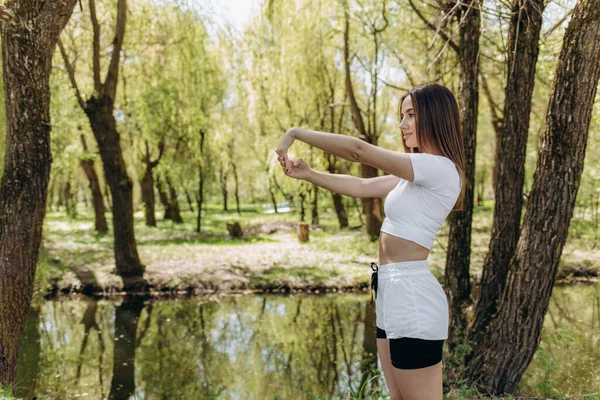 Portrét Krásné Sportovní Ženy Strečink Nohy Venku — Stock fotografie