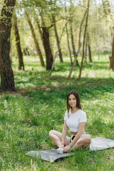 Giovane Donna Caucasica Che Esercizi Yoga Nel Parco Della Città — Foto Stock