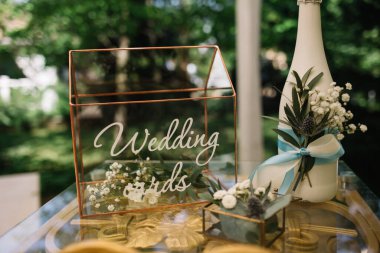 Düğün resepsiyonunda kartlar için tahta kutu