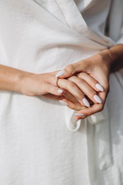 Gelinin elinde kocaman bir alyans.