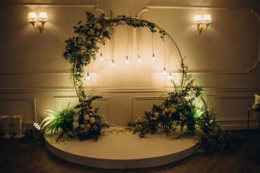 Güzel düğün kemeri. Kutlamalar ve selamlar