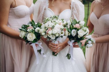 Gül ve diğer çiçekler tha koltuk üzerinde ayakkabı ile bir buket düğün gelinler