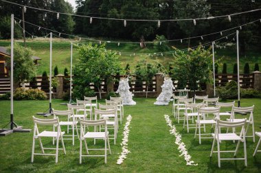 Beyaz sandalyeli bir düğün yeri.