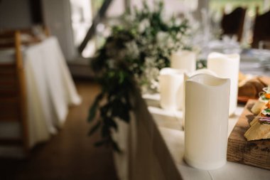 Boho düğünü ve şık modern açık hava seremonisi için dekorasyonlar etkinlik ajansından. Mumlar, kuru süsler, aksesuarlar, bardaklar ve tabaklar yeşil çimenlikteki misafir için, düz konaklama, boş alan