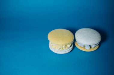 Lezzetli kurabiyelerin mavi üst manzarası