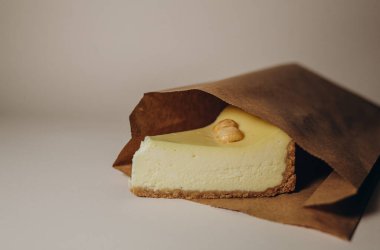 New York usulü cheesecake 'in dilimleri beyaza izole edilmiş..