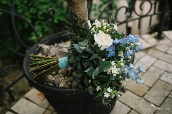 Наречені Весільні Туфлі Букетом Трояндами Іншими Квітами Стільці Рук — стокове фото