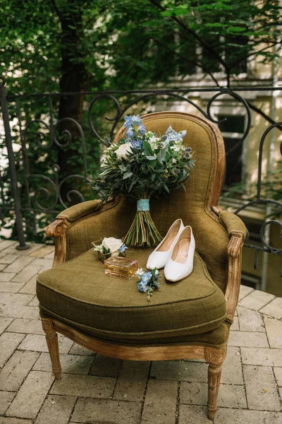 Наречені Весільні Туфлі Букетом Трояндами Іншими Квітами Стільці Рук — стокове фото
